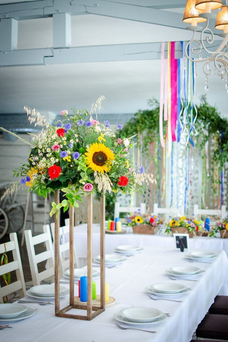 kolorowe kwiaty na ślubie